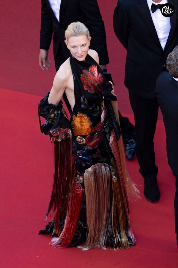 En effet, si nous avons pris l’habitude de voir l’actrice australo-américaine de 57 ans sur les écrans de cinéma, c’est à l’université que certains étudiants auront la chance de pouvoir la voir et, mieux encore, de l’avoir comme professeure.

Cate Blanchett - Montée des marches du film « Garance » lors du 79ème Festival International du Film de Cannes, le 17 mai 2026. © Camilla Canalini / Bestimage