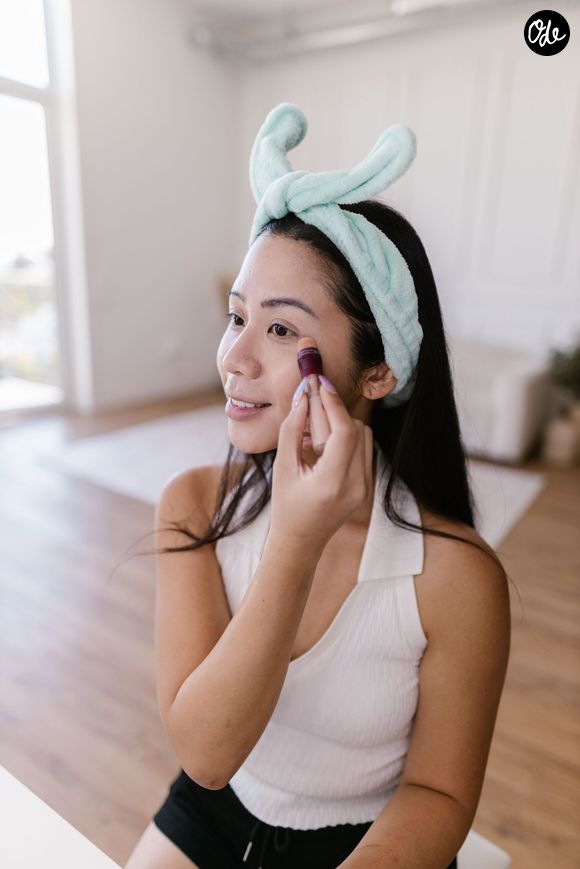 Cette technique ciblée garantit une tenue irréprochable et un rendu naturel du matin jusqu'au soir.