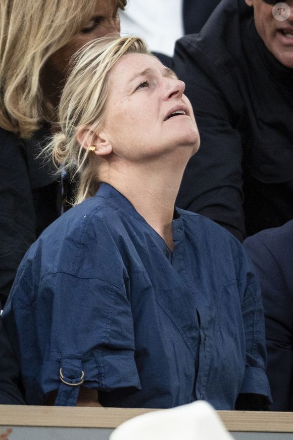 Anne-Élisabeth Lemoine en tribunes lors des Internationaux de France de Tennis de Roland Garros 2025, à Paris, France, le 7 juin 2025. © Cyril Moreau/Bestimage