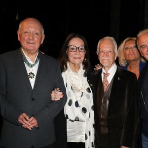 Exclusif - Gilbert Montagné, Claude Lemesle, Nana Mouskouri, Gérard Davoust, Sanda et son mari Michel Fugain et Anne Sila - Claude Lemesle reçoit la cravate des arts et des lettres des mains de G. Davoust lors de son concert au Café de la Gare à l'occasion de son 80ème anniversaire à Paris le 12 octobre 2025. Claude Lemesle est l'un des plus grands auteurs de chansons françaises de tous les temps. Pas moins d'une centaine des innombrables chansons qu'il a écrites sont devenues des classiques.
© Coadic Guirec/Bestimage