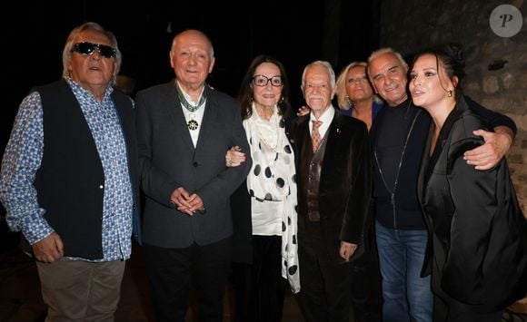 Exclusif - Gilbert Montagné, Claude Lemesle, Nana Mouskouri, Gérard Davoust, Sanda et son mari Michel Fugain et Anne Sila - Claude Lemesle reçoit la cravate des arts et des lettres des mains de G. Davoust lors de son concert au Café de la Gare à l'occasion de son 80ème anniversaire à Paris le 12 octobre 2025. Claude Lemesle est l'un des plus grands auteurs de chansons françaises de tous les temps. Pas moins d'une centaine des innombrables chansons qu'il a écrites sont devenues des classiques.
© Coadic Guirec/Bestimage