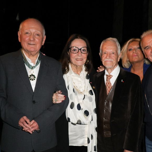 Exclusif - Gilbert Montagné, Claude Lemesle, Nana Mouskouri, Gérard Davoust, Sanda et son mari Michel Fugain et Anne Sila - Claude Lemesle reçoit la cravate des arts et des lettres des mains de G. Davoust lors de son concert au Café de la Gare à l'occasion de son 80ème anniversaire à Paris le 12 octobre 2025. Claude Lemesle est l'un des plus grands auteurs de chansons françaises de tous les temps. Pas moins d'une centaine des innombrables chansons qu'il a écrites sont devenues des classiques.
© Coadic Guirec/Bestimage
