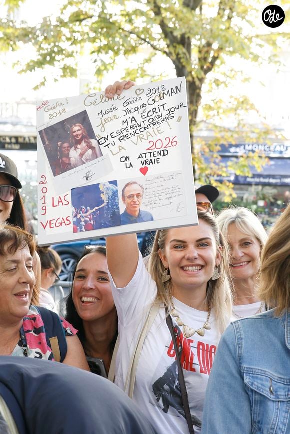 Celine Dion vient saluer et remercier ses nombreux fans qui l'attendent devant l'hôtel Royal Monceau à Paris le 23 septembre 2026. © Christophe Aubert / Bestimage