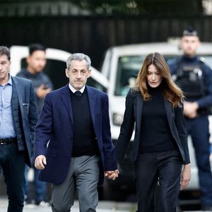Nicolas Sarkozy, accompagné de sa femme Carla Bruni, sort de son domicile pour être incarcéré à la prison de La Santé à Paris le 21 octobre 2025.
© Moreau / Jacovides / Bestimage