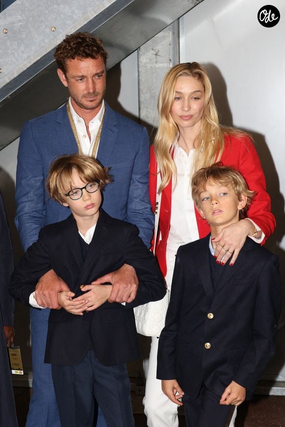 Pierre Casiraghi, son épouse Béatrice Borromeo, accompagnés de leurs fils Stefano Casiraghi et Francesco Casiraghi, au garage Ferrari avant le départ de Jacky Ickx au volant de la Ferrari de 1968, lors du 15e Grand Prix de Monaco Historique, le 26 avril 2026, à Monaco. Photo de Jean-Charles Vinaj/ABACAPRESS.COM