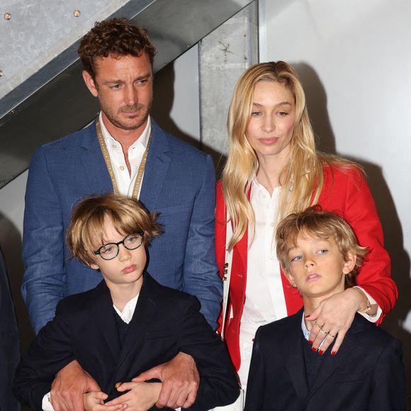 Pierre Casiraghi, son épouse Béatrice Borromeo, accompagnés de leurs fils Stefano Casiraghi et Francesco Casiraghi, au garage Ferrari avant le départ de Jacky Ickx au volant de la Ferrari de 1968, lors du 15e Grand Prix de Monaco Historique, le 26 avril 2026, à Monaco. Photo de Jean-Charles Vinaj/ABACAPRESS.COM