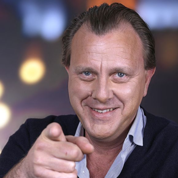 On attendait donc avec impatience que Claude François Junior, fils et gardien de la mémoire de son père, livre son opinion sur la prestation très remarquée d'Yseult, lors de la cérémonie de clôture des Jeux Olympiques.
Portrait de Claude François Junior lors de l'enregistrement de l'émission "Chez Jordan de Luxe" à Paris le 6 mars 2024.