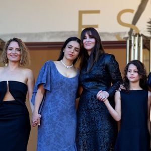 Elle portait une longue robe en cuir noir Fendi.
Léa Mysius, Hafsia Herzi, Monica Bellucci, Tawba El Gharchi - Montée des marches du film " Histoires de la nuit " lors du 79ème Festival International du Film de Cannes, le 21 mai 2026. © Olivier Borde / Bestimage