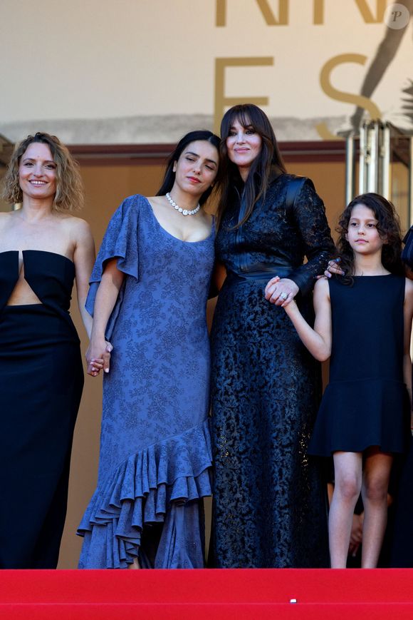 Elle portait une longue robe en cuir noir Fendi.
Léa Mysius, Hafsia Herzi, Monica Bellucci, Tawba El Gharchi - Montée des marches du film " Histoires de la nuit " lors du 79ème Festival International du Film de Cannes, le 21 mai 2026. © Olivier Borde / Bestimage