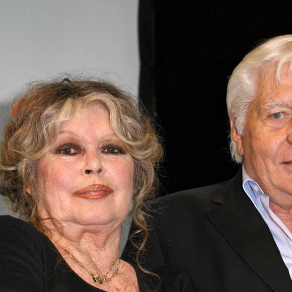 Brigitte Bardot pose avec son ex-mari Gunter Sachs lors de la célébration de "son" double anniversaire, les 20 ans de son association "Fondation Brigitte Bardot", qui lutte pour les droits des animaux, et son propre anniversaire. La fête a lieu au théâtre Marigny à Paris, France, le 28 septembre 2006. Photo par Denis Guignebourg/Abaca