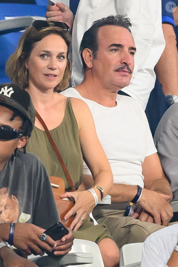 Jean Dujardin et Nathalie Pechalat assistent au match de la Coupe du monde de rugby France 2023 entre la France et la Nouvelle-Zélande au Stade de France le 08 septembre 2023 à Saint-Denis, en banlieue parisienne, France. Photo de Laurent Zabulon/ABACAPRESS.COM