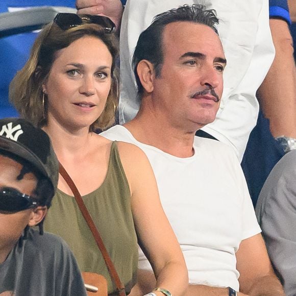 Jean Dujardin et Nathalie Pechalat assistent au match de la Coupe du monde de rugby France 2023 entre la France et la Nouvelle-Zélande au Stade de France le 08 septembre 2023 à Saint-Denis, en banlieue parisienne, France. Photo de Laurent Zabulon/ABACAPRESS.COM
