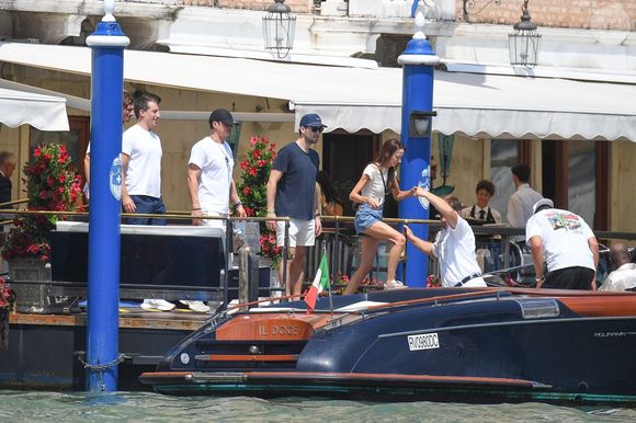 Orlando Bloom et Tom Brady prennent un bateau-taxi à Venise, la veille du mariage de Jeff Bezos et Lauren Sanchez, le 26 juin 2025.

Backgrid UK/ Bestimage