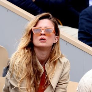 Aujourd'hui, être maman solo est difficile pour elle "mais elle veut transmettre à son enfant l’idée que l’on peut toujours s’en sortir".
Cécile Cassel - Les célébrités dans les tribunes des Internationaux de France de tennis de Roland Garros 2024 à Paris. Le 5 juin 2024. © Jacovides-Moreau/Bestimage