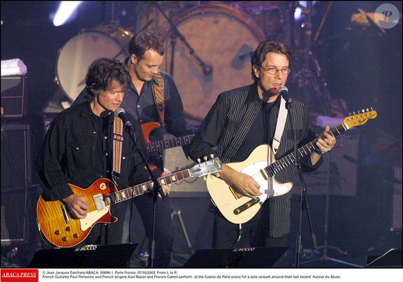 © Jean Jacques Datchary/ABACA. 50896-1. Paris-France, 07/10/2003. De gauche à droite : Le guitariste français Paul Personne et les chanteurs français Axel Bauer et Francis Cabrel se produisent sur la scène du Casino de Paris pour un concert unique autour de leur dernier disque 'Autour du Blues'.
