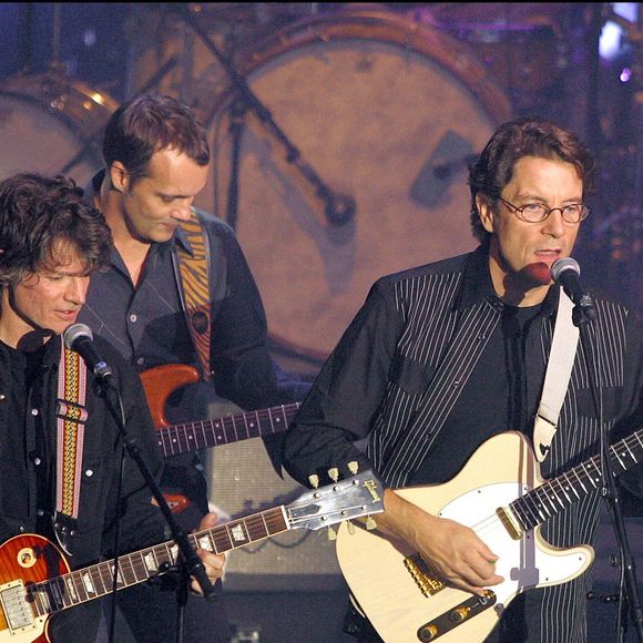 © Jean Jacques Datchary/ABACA. 50896-1. Paris-France, 07/10/2003. De gauche à droite : Le guitariste français Paul Personne et les chanteurs français Axel Bauer et Francis Cabrel se produisent sur la scène du Casino de Paris pour un concert unique autour de leur dernier disque 'Autour du Blues'.