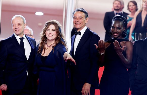 Présenté hors compétition au Festival de Cannes 2026, L’objet du délit sortira dans les salles le 27 mai 2026.

Emmanuel Salinger, Agnès Jaoui, Vincenzo Amato et Eye Haïdara - Montée des marches du film " L'objet du délit " lors du 79ème Festival International du Film de Cannes, le 22 mai 2026. © Jacovides-Moreau / Bestimage