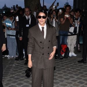 Leila Bekhti à l'arrivée au défilé de mode Hommes printemps-été 2025 "AMI Alexandre Mattiussi" lors de la fashion week de Paris. Le 20 juin 2024. © Denis Guignebourg / Bestimage