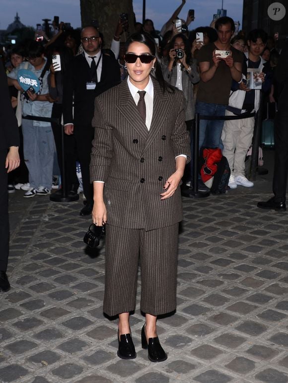 Leila Bekhti à l'arrivée au défilé de mode Hommes printemps-été 2025 "AMI Alexandre Mattiussi" lors de la fashion week de Paris. Le 20 juin 2024. © Denis Guignebourg / Bestimage