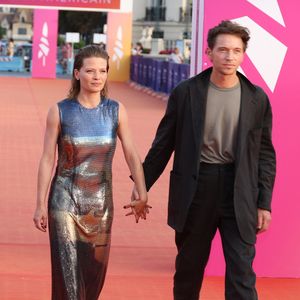 "Quand je l'accompagnais quelque part, je n'existais pas, on me saluait à peine, on m'écrasait comme une petite mouche. J'étais si timide en plus... J'ai souffert de ces comportements grossiers et, depuis, je suis hyperattentive à ne jamais snober la personne qui accompagne en soirée", rapporte-t-elle dans les colonnes de Madame Figaro.

Mélanie Thierry et Raphaël Haroche lors de la 49ème édition du festival du cinéma américain de Deauville le 7 septembre 2023.

© Denis Guignebourg / Bestimage