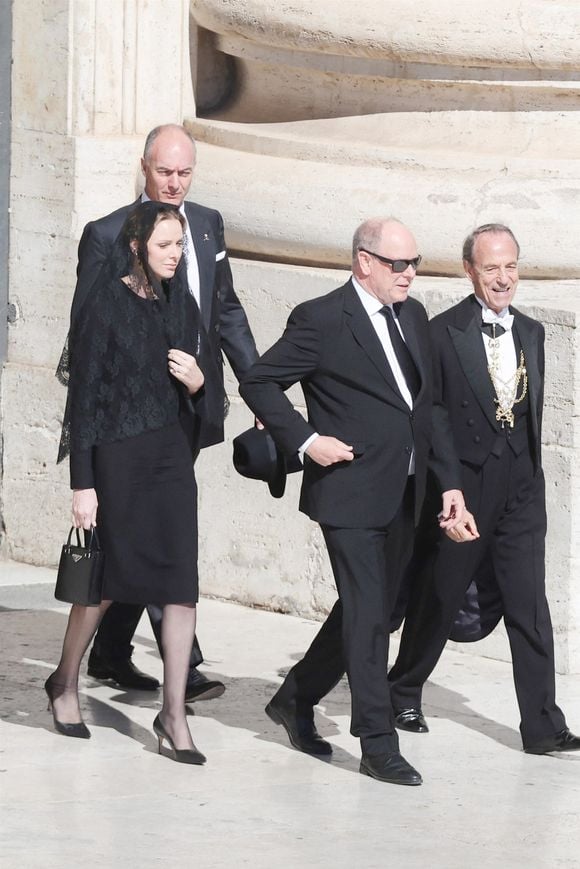 Charlene et Albert de Monaco arrivent à la messe en hommage au pape François ce samedi 26 avril à Rome  Backgrid UK/ Bestimage