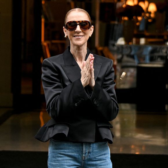 “Planifier la garde-robe de scène de Céline Dion, c'est comme orchestrer une opération à cœur ouvert”, confiait-elle un jour.

Céline Dion devant l’hôtel Royal Monceau à Paris, le 3 Septembre 2026. 
© Lionel Urman/PsnewZ/Bestimage