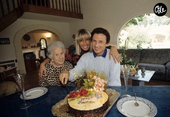 Archives - En France, dans sa maison de vacances en Provence, Michel DRUCKER, sa mère Lola et sa femme Dany SAVAL, devant le gâteau d'anniversaire pour les 50 ans de Michel DRUCKER. Septembre 1992
© Alain Canu via Bestimage
