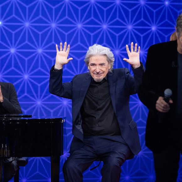 Serge Lama, Julien Clerc, Alain Lanty pour les surprises lors de l'enregistrement de l'émission "La Boîte à secrets", présentée par F.Bollaert et diffusée le 2 janvier 2026 sur France 3, dans les studios du Lendit à Saint-Denis, France, le 1er décembre 2025. © Cyril Moreau/Bestimage