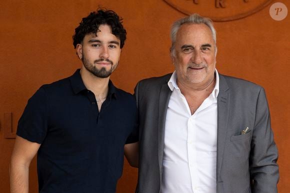 "J'ai l'impression de faire revivre à mes enfants le bonheur que j'ai vécu. Ici, chaque lieu est pour moi une madeleine de Proust."

Antoine Duléry et son fils Lucien Duléry au Village lors des Internationaux de France de Tennis de Roland Garros 2025 (Jour 9), le 3 juin 2025 à Paris. 
© Moreau / Jacovides / Bestimage
