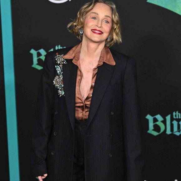 LOS ANGELES, CALIFORNIE - 17 FÉVRIER : Sharon Stone assiste à la première mondiale de "THE BLUFF" au TCL Chinese Theater le 17 février 2026 à Los Angeles, Californie. Photo Press Service / BESTIMAGE