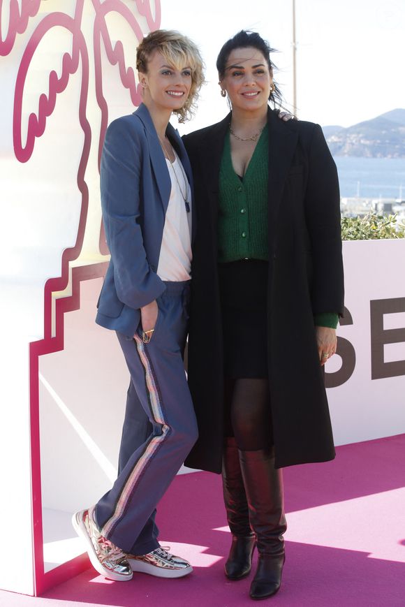 Sara Mortensen et Lola Dewaere au photocall de la série "Astrid et Raphaëlle" lors de la 5ème saison du festival International des Séries "Canneseries" à Cannes, France, le 2 avril 2022. © Denis Guignebourg/Bestimage