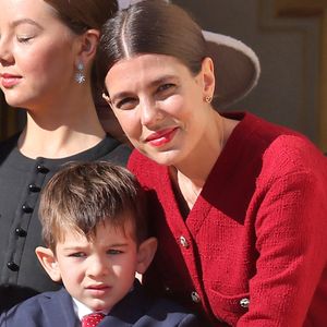 La princesse Alexandra de Hanovre, Charlotte Casiraghi et son fils Balthazard Rassam - La famille princière de Monaco au balcon du palais, à l'occasion de la Fête Nationale de Monaco. Le 19 novembre 2023 © Dominique Jacovides-Bruno Bebert / Bestimage