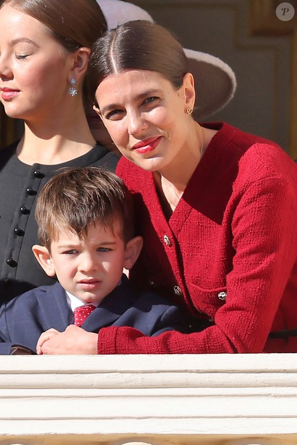La princesse Alexandra de Hanovre, Charlotte Casiraghi et son fils Balthazard Rassam - La famille princière de Monaco au balcon du palais, à l'occasion de la Fête Nationale de Monaco. Le 19 novembre 2023 © Dominique Jacovides-Bruno Bebert / Bestimage