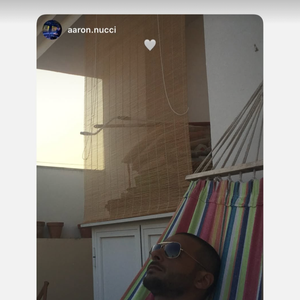 Maxim Nucci a alors ajouté : "Être père c’est découvrir un amour plus grand que soi. Quelle aventure."

Story Instagram d'Aaron et de Maxim Nucci à l'occasion de la fête des Pères.