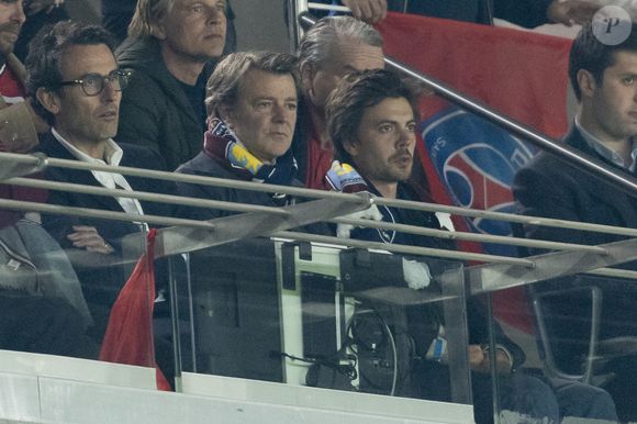 François Baroin et son fils - Célébrités des les tribunes lors du match aller du quart de finale de Ligue des champions entre le PSG et Aston Villa (3-1) au Parc des Princes à Paris le 9 avril 2025. © Cyril Moreau/Bestimage