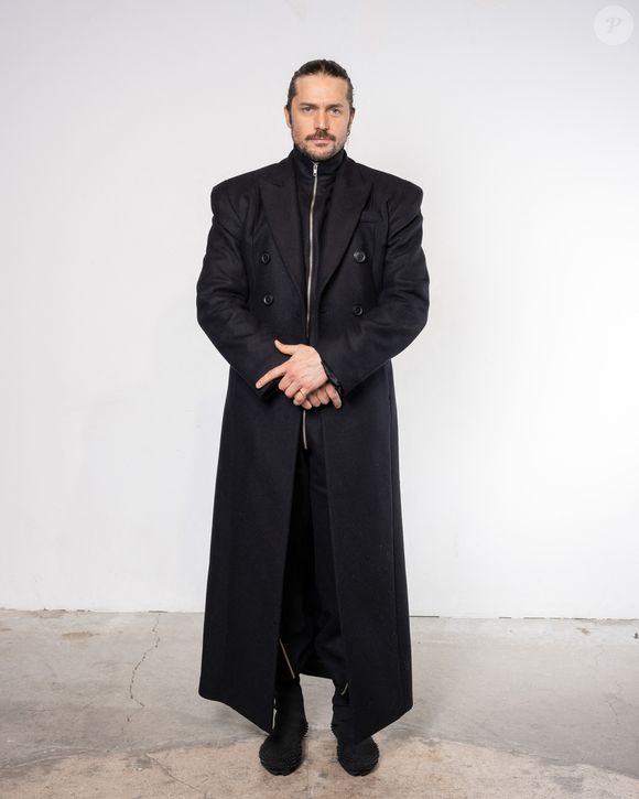 Des critiques qui avait provoqué la pagaille et fâché l'équipe de la série...

Lucas Bravo- Photocall du défilé LGN - Louis Gabriel Nouchi lors de la Paris Fashion Week - Mode Homme automne/hiver 25-26, Paris, France, 22 Janvier 2025. © Jeremy Melloul / Bestimage