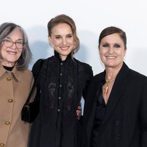 Maria Grazia Chiuri et Natalie Portman et sa mere Shelley Stevens au greeting du défilé Christian Dior Mode Féminine Prêt-À-Porter Automne/Hiver 2025-2026 lors de la Fashion Week de Paris (PFW), à Paris, France, le 4 mars 2025. © Olivier Borde/Bestimage