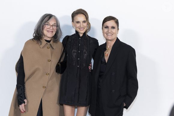 Maria Grazia Chiuri et Natalie Portman et sa mere Shelley Stevens au greeting du défilé Christian Dior Mode Féminine Prêt-À-Porter Automne/Hiver 2025-2026 lors de la Fashion Week de Paris (PFW), à Paris, France, le 4 mars 2025. © Olivier Borde/Bestimage