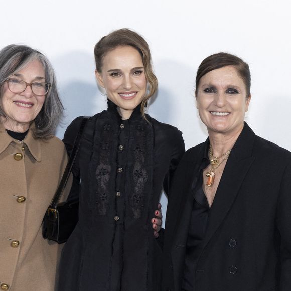 Maria Grazia Chiuri et Natalie Portman et sa mere Shelley Stevens au greeting du défilé Christian Dior Mode Féminine Prêt-À-Porter Automne/Hiver 2025-2026 lors de la Fashion Week de Paris (PFW), à Paris, France, le 4 mars 2025. © Olivier Borde/Bestimage