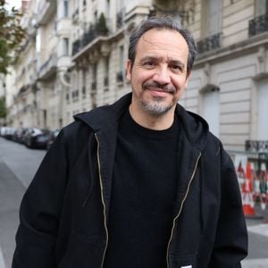 Alexandre Astier à la sortie des studios de RTL à Neuilly-sur-Seine, le 16 octobre 2025. © Agence / Bestimage