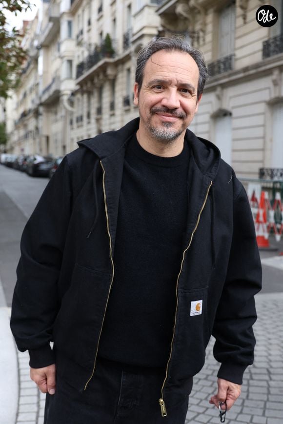 Alexandre Astier à la sortie des studios de RTL à Neuilly-sur-Seine, le 16 octobre 2025. © Agence / Bestimage