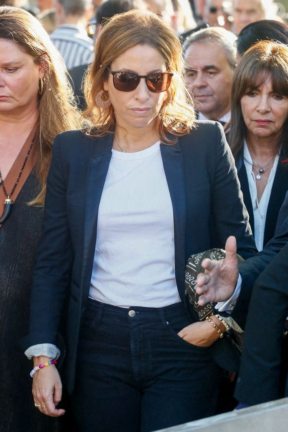 Léa Salamé est de son côté à la traîne en ne réunissant que 3,74 millions de personnes, du lundi au jeudi, soit 19,5 % de part de marché.

Léa Salamé, Anne Hidalgo, Xavier Bertrand - Obsèques du journaliste Jean-Pierre Elkabbach au cimetière du Montparnasse dans le 14ème arrondissement de Paris, France, le 6 octobre 2023. © Christophe Clovis/Bestimage