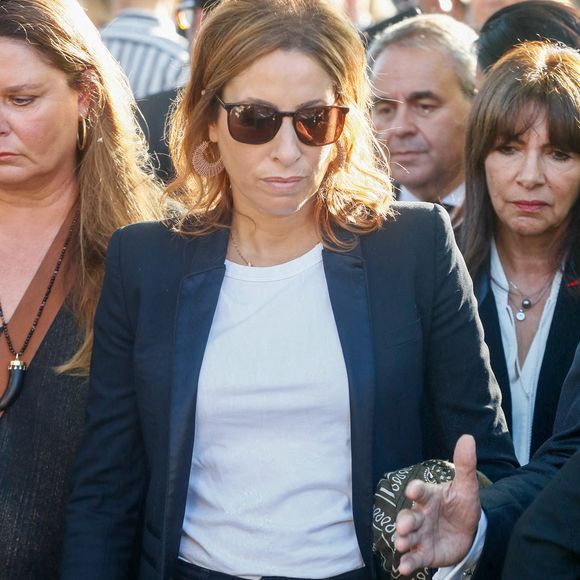 Léa Salamé est de son côté à la traîne en ne réunissant que 3,74 millions de personnes, du lundi au jeudi, soit 19,5 % de part de marché.

Léa Salamé, Anne Hidalgo, Xavier Bertrand - Obsèques du journaliste Jean-Pierre Elkabbach au cimetière du Montparnasse dans le 14ème arrondissement de Paris, France, le 6 octobre 2023. © Christophe Clovis/Bestimage
