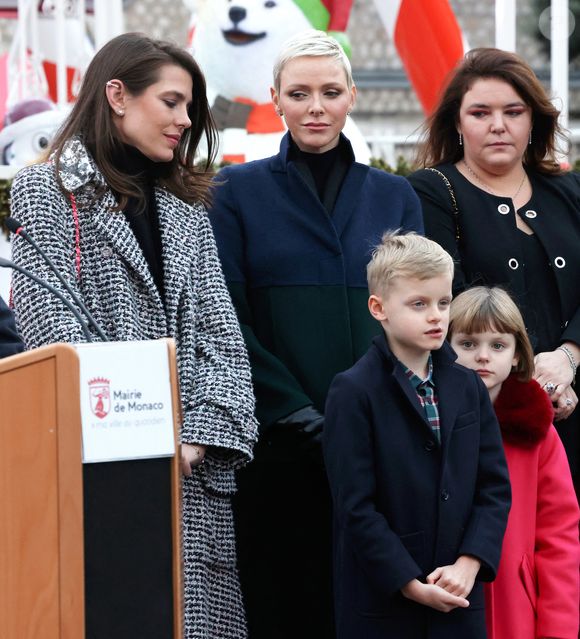 La princesse Charlène de Monaco, ses enfants, le prince Jacques et la princesse Gabriella, Charlotte Casiraghi, Mélanie de Massy lors de l'inauguration du marché de Noël à Monaco. Le 2 décembre 2022.
© Claudia Albuquerque / Bestimage