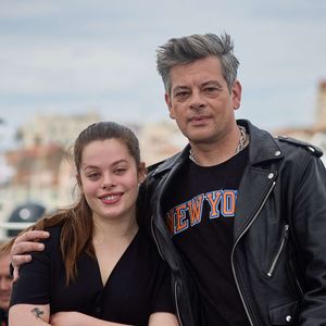 Sa fille aînée, issue de sa relation avec Chiara Mastroianni, s'est lancée elle aussi dans une carrière d'actrice au cinéma

Benjamin Biolay et sa fille Anna Biolay au photocall de "Rosalie" lors du 76ème Festival International du Film de Cannes, le 18 mai 2023.
© Jacovides/Moreau/Bestimage