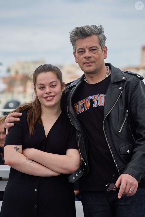 Sa fille aînée, issue de sa relation avec Chiara Mastroianni, s'est lancée elle aussi dans une carrière d'actrice au cinéma

Benjamin Biolay et sa fille Anna Biolay au photocall de "Rosalie" lors du 76ème Festival International du Film de Cannes, le 18 mai 2023.
© Jacovides/Moreau/Bestimage
