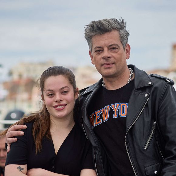 Sa fille aînée, issue de sa relation avec Chiara Mastroianni, s'est lancée elle aussi dans une carrière d'actrice au cinéma

Benjamin Biolay et sa fille Anna Biolay au photocall de "Rosalie" lors du 76ème Festival International du Film de Cannes, le 18 mai 2023.
© Jacovides/Moreau/Bestimage