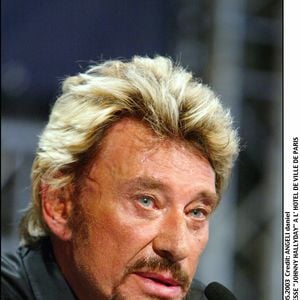 Conférence de presse "Johnny Hallyday" à l'hôtel de ville de Paris, le 25 mai 2003. © DANIEL ANGELI / BESTIMAGE