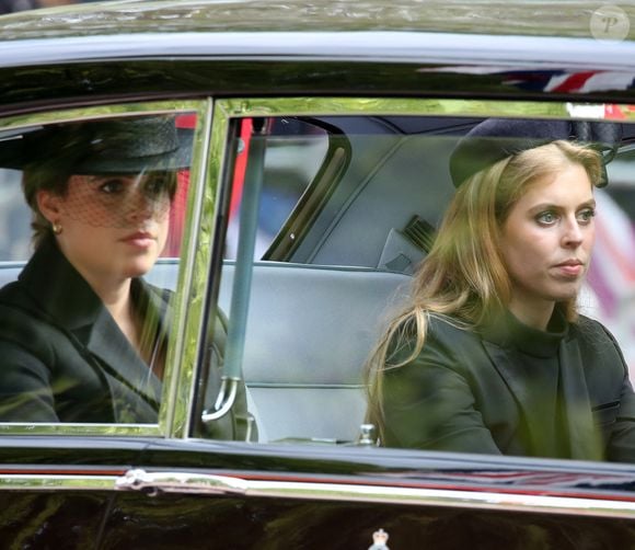 La princesse Eugenie d’York et la princesse Beatrice d’York - Sorties du service funéraire à l'Abbaye de Westminster pour les funérailles d'Etat de la reine Elizabeth II d'Angleterre, à Londres, Royaume Uni, le 19 septembnre 2022.