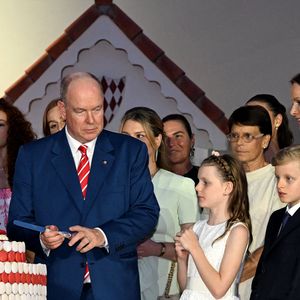 Le prince Albert II de Monaco, la princesse Charlene, leurs enfants, le prince héréditaire Jacques et la princesse Gabriella, Camille Gottlieb, la princesse Stéphanie de Monaco et la princesse Caroline de Hanovre - Célébration des 20 ans de règne du prince souverain Albert II de Monaco sur la place du Palais à Monaco, le 19 juillet 2025. © Bruno Bebert/Bestimage